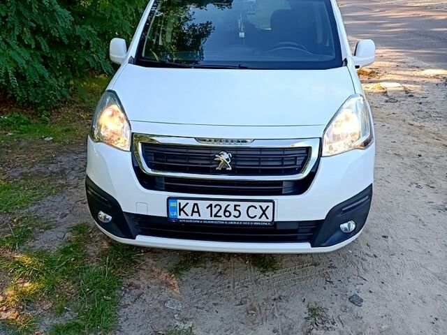 Белый Пежо Partner, объемом двигателя 1.6 л и пробегом 310 тыс. км за 10200 $, фото 1 на Automoto.ua