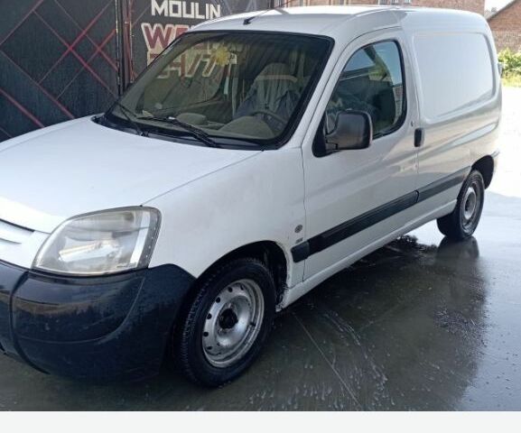 Белый Пежо Partner, объемом двигателя 1 л и пробегом 300 тыс. км за 1900 $, фото 1 на Automoto.ua