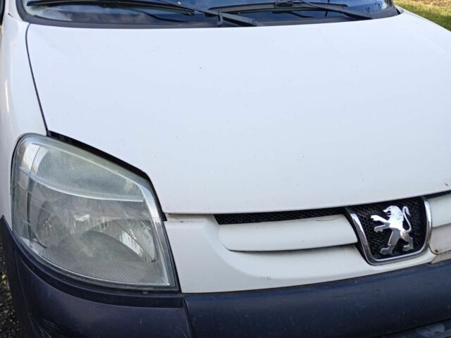 Белый Пежо Partner, объемом двигателя 1.6 л и пробегом 320 тыс. км за 3000 $, фото 1 на Automoto.ua