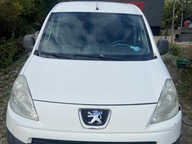 Белый Пежо Partner, объемом двигателя 1.6 л и пробегом 251 тыс. км за 5100 $, фото 1 на Automoto.ua