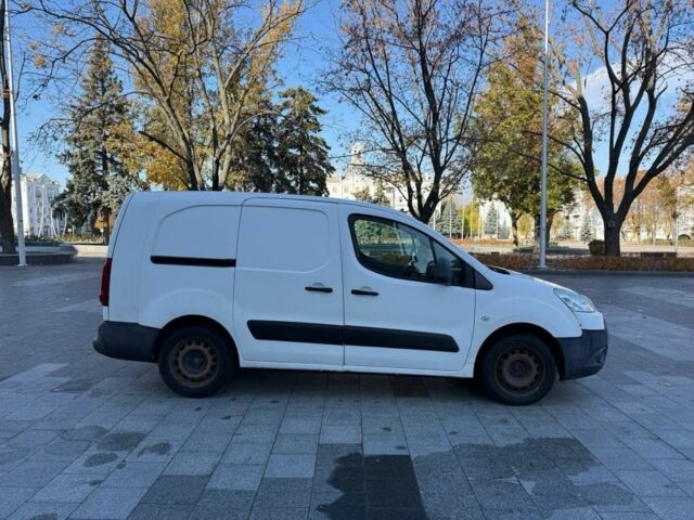 Белый Пежо Partner, объемом двигателя 0 л и пробегом 300 тыс. км за 2144 $, фото 1 на Automoto.ua