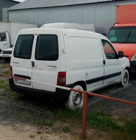Белый Пежо Partner, объемом двигателя 2 л и пробегом 300 тыс. км за 1700 $, фото 1 на Automoto.ua