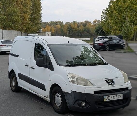 Белый Пежо Partner, объемом двигателя 1.6 л и пробегом 376 тыс. км за 2900 $, фото 1 на Automoto.ua