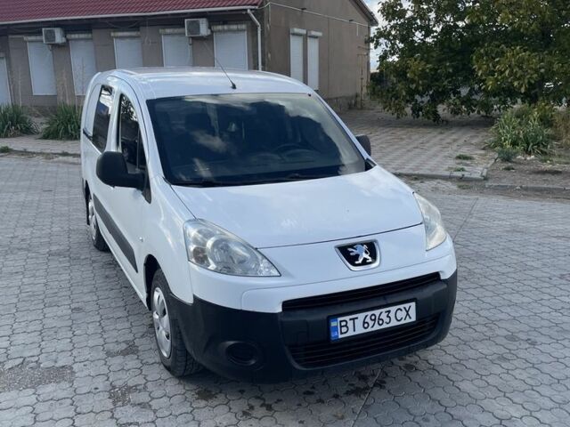 Белый Пежо Partner, объемом двигателя 1.6 л и пробегом 380 тыс. км за 4500 $, фото 1 на Automoto.ua
