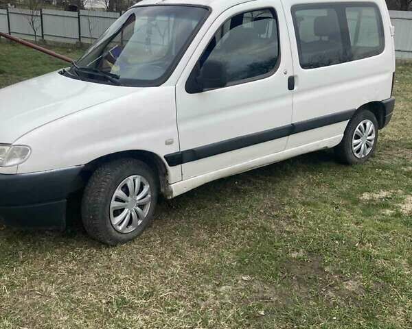 Белый Пежо Partner, объемом двигателя 2 л и пробегом 450 тыс. км за 2600 $, фото 1 на Automoto.ua