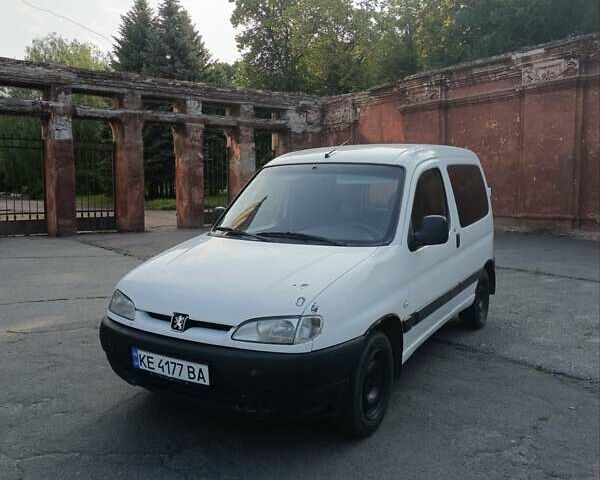 Белый Пежо Partner, объемом двигателя 1.9 л и пробегом 325 тыс. км за 3550 $, фото 1 на Automoto.ua