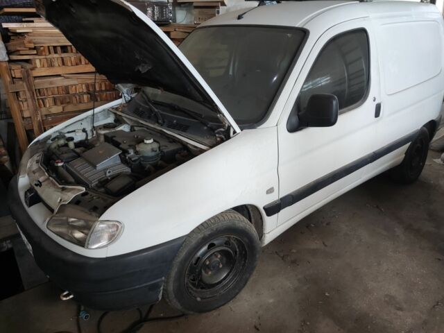 Белый Пежо Partner, объемом двигателя 0 л и пробегом 70 тыс. км за 2000 $, фото 1 на Automoto.ua