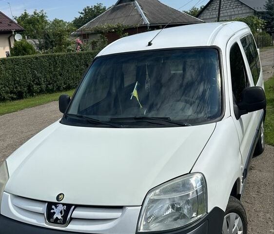 Белый Пежо Partner, объемом двигателя 1.4 л и пробегом 250 тыс. км за 1900 $, фото 1 на Automoto.ua