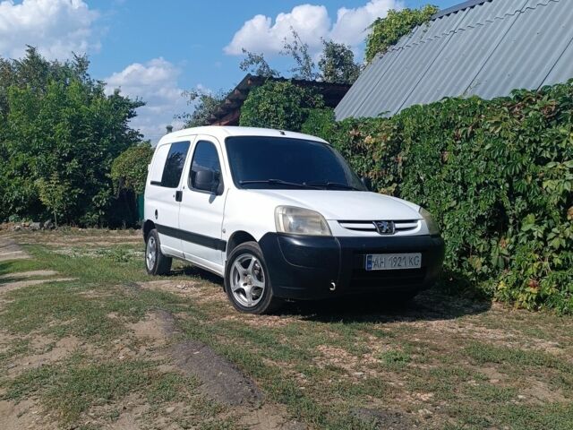 Белый Пежо Partner, объемом двигателя 2 л и пробегом 383 тыс. км за 3000 $, фото 1 на Automoto.ua