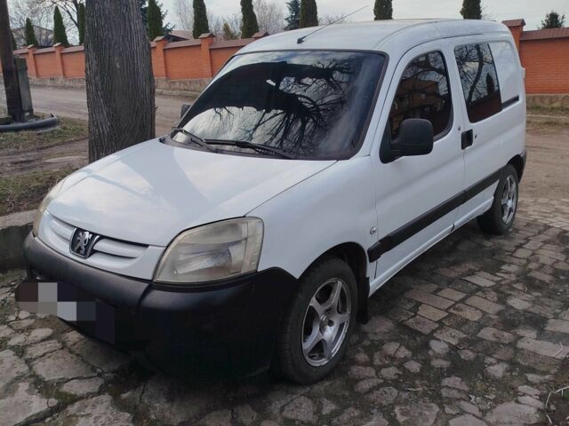 Белый Пежо Partner, объемом двигателя 2 л и пробегом 383 тыс. км за 2900 $, фото 1 на Automoto.ua