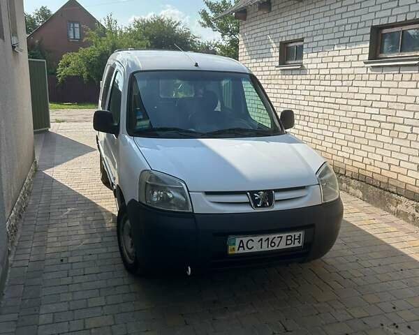 Белый Пежо Partner, объемом двигателя 2 л и пробегом 245 тыс. км за 4000 $, фото 1 на Automoto.ua