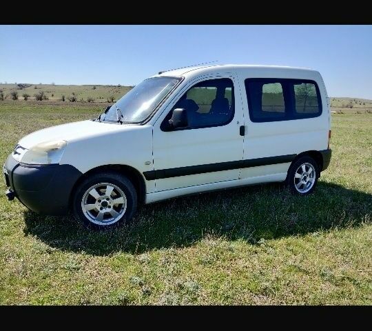 Белый Пежо Partner, объемом двигателя 1.9 л и пробегом 427 тыс. км за 3800 $, фото 1 на Automoto.ua