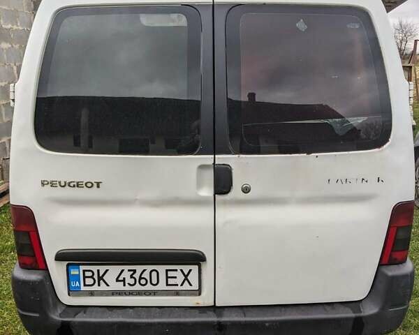 Белый Пежо Partner, объемом двигателя 1.4 л и пробегом 400 тыс. км за 3000 $, фото 1 на Automoto.ua
