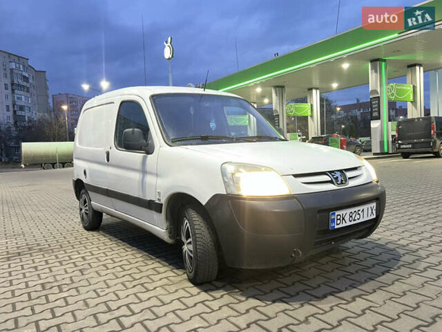 Белый Пежо Partner, объемом двигателя 1.6 л и пробегом 400 тыс. км за 2999 $, фото 1 на Automoto.ua