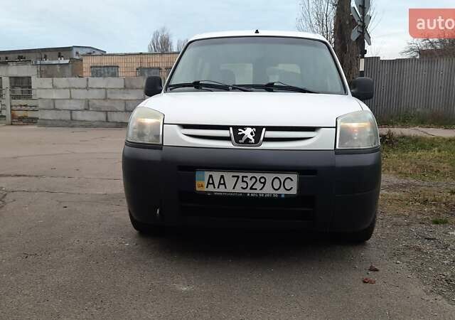 Белый Пежо Partner, объемом двигателя 1.36 л и пробегом 419 тыс. км за 3500 $, фото 1 на Automoto.ua