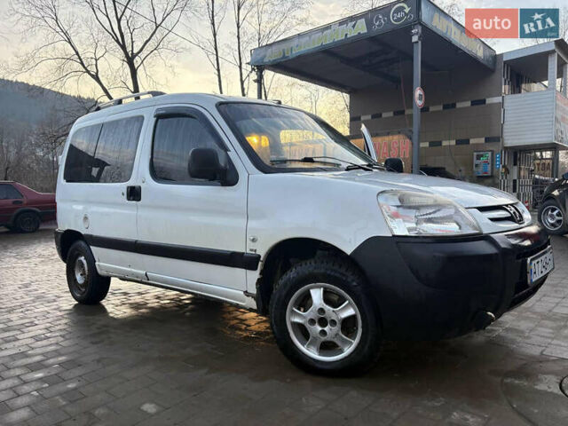 Белый Пежо Partner, объемом двигателя 1.6 л и пробегом 430 тыс. км за 3155 $, фото 1 на Automoto.ua