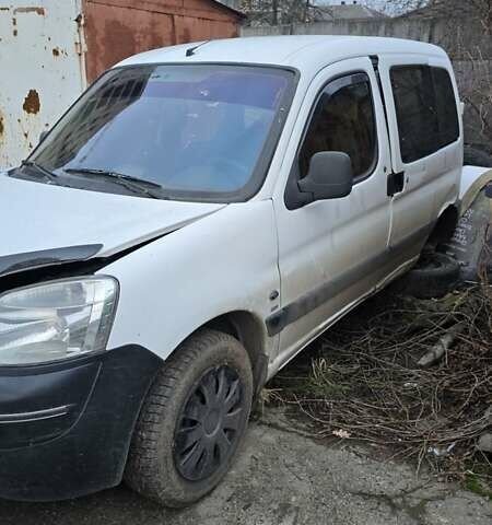 Белый Пежо Partner, объемом двигателя 1.6 л и пробегом 280 тыс. км за 2400 $, фото 1 на Automoto.ua