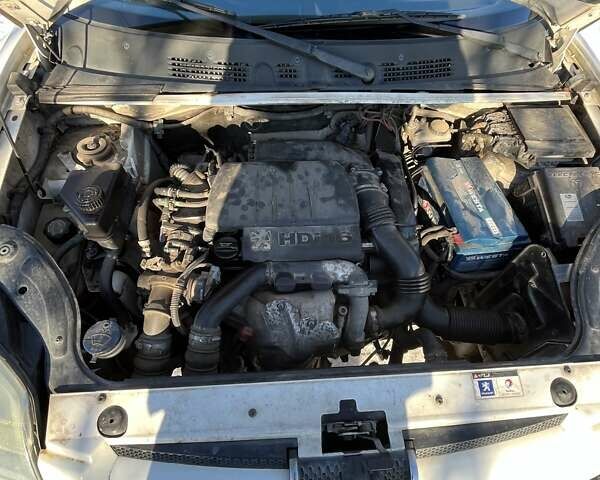 Белый Пежо Partner, объемом двигателя 1.6 л и пробегом 293 тыс. км за 3900 $, фото 1 на Automoto.ua