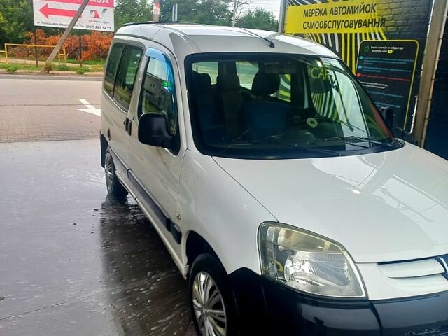 Белый Пежо Partner, объемом двигателя 1.6 л и пробегом 260 тыс. км за 3800 $, фото 1 на Automoto.ua