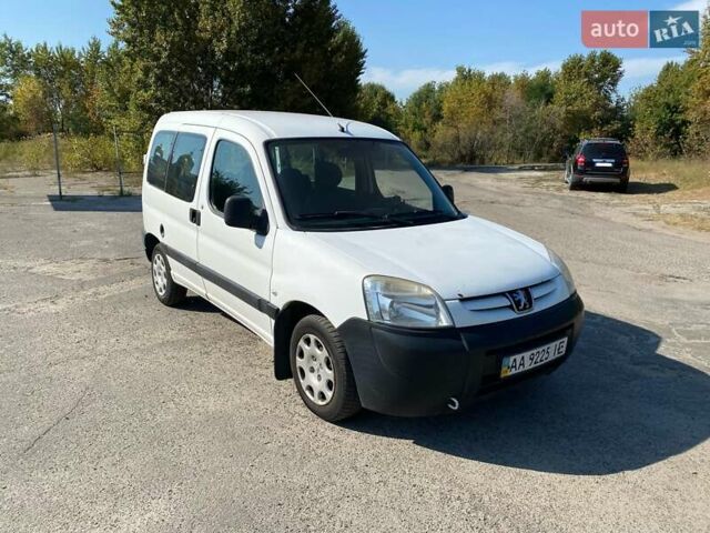 Белый Пежо Partner, объемом двигателя 1.4 л и пробегом 150 тыс. км за 4500 $, фото 1 на Automoto.ua