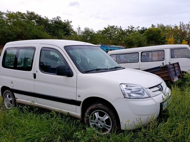 Белый Пежо Partner, объемом двигателя 0 л и пробегом 300 тыс. км за 3500 $, фото 1 на Automoto.ua