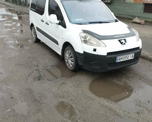 Белый Пежо Partner, объемом двигателя 1.59 л и пробегом 275 тыс. км за 4700 $, фото 1 на Automoto.ua