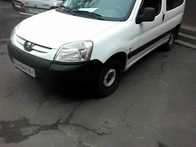 Белый Пежо Partner, объемом двигателя 1.6 л и пробегом 264 тыс. км за 4000 $, фото 1 на Automoto.ua