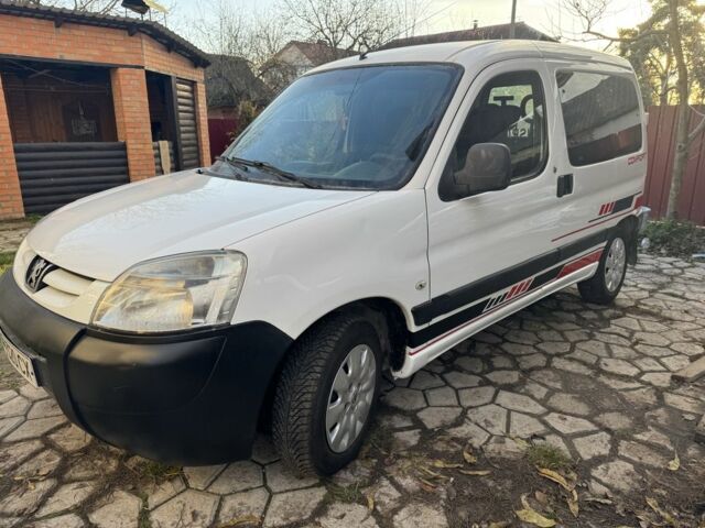 Белый Пежо Partner, объемом двигателя 1.6 л и пробегом 250 тыс. км за 4300 $, фото 1 на Automoto.ua