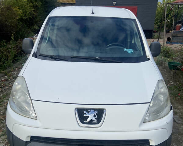 Белый Пежо Partner, объемом двигателя 1.56 л и пробегом 250 тыс. км за 5100 $, фото 1 на Automoto.ua