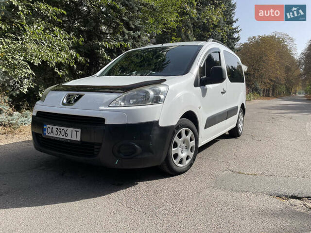 Белый Пежо Partner, объемом двигателя 1.56 л и пробегом 230 тыс. км за 5900 $, фото 1 на Automoto.ua