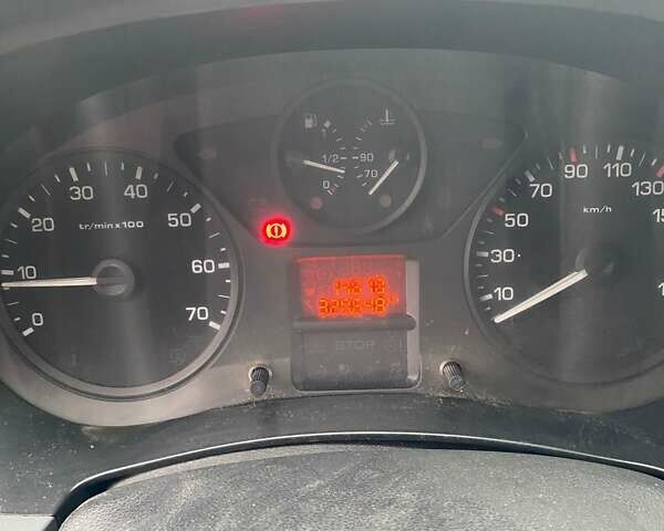 Белый Пежо Partner, объемом двигателя 1.6 л и пробегом 320 тыс. км за 5393 $, фото 1 на Automoto.ua