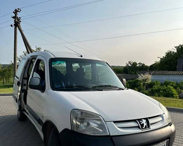 Белый Пежо Partner, объемом двигателя 1.6 л и пробегом 260 тыс. км за 2900 $, фото 1 на Automoto.ua