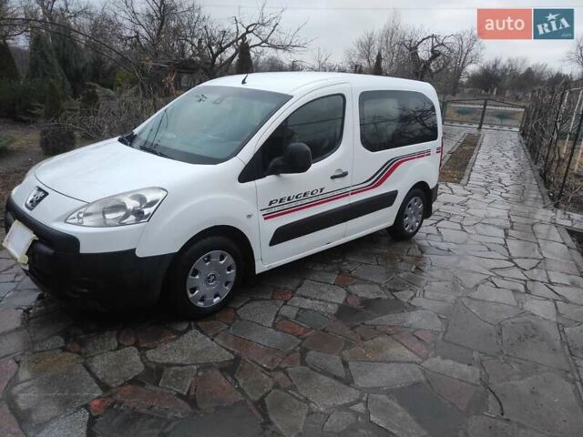 Белый Пежо Partner, объемом двигателя 1.56 л и пробегом 498 тыс. км за 5200 $, фото 1 на Automoto.ua