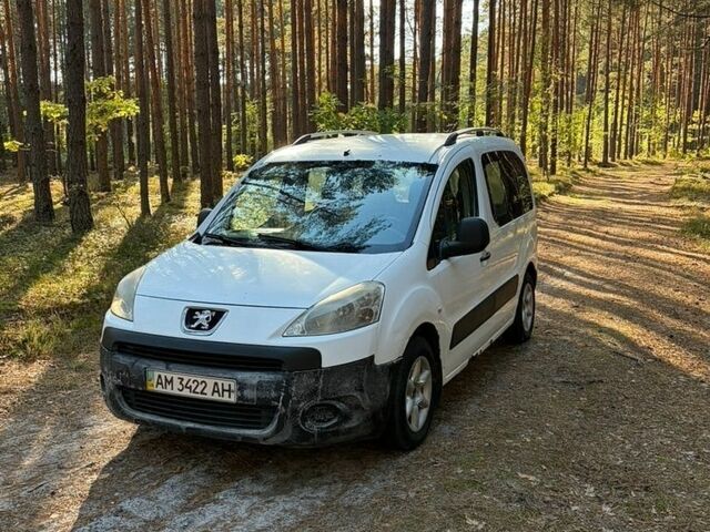 Белый Пежо Partner, объемом двигателя 1.6 л и пробегом 312 тыс. км за 5200 $, фото 1 на Automoto.ua