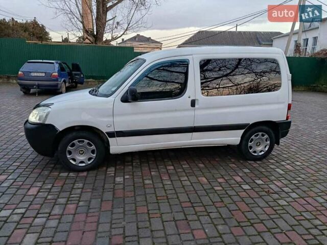 Белый Пежо Partner, объемом двигателя 1.6 л и пробегом 220 тыс. км за 4850 $, фото 1 на Automoto.ua