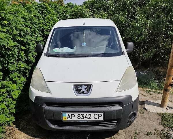 Белый Пежо Partner, объемом двигателя 1.56 л и пробегом 498 тыс. км за 5800 $, фото 1 на Automoto.ua