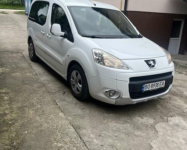 Белый Пежо Partner, объемом двигателя 1.6 л и пробегом 190 тыс. км за 7000 $, фото 1 на Automoto.ua