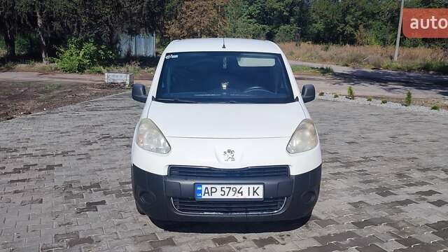 Белый Пежо Partner, объемом двигателя 1.6 л и пробегом 370 тыс. км за 5500 $, фото 1 на Automoto.ua