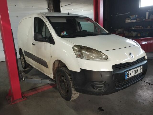 Белый Пежо Partner, объемом двигателя 1.6 л и пробегом 300 тыс. км за 3900 $, фото 1 на Automoto.ua