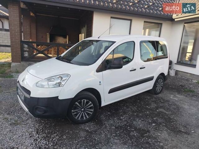 Белый Пежо Partner, объемом двигателя 1.6 л и пробегом 256 тыс. км за 6999 $, фото 1 на Automoto.ua