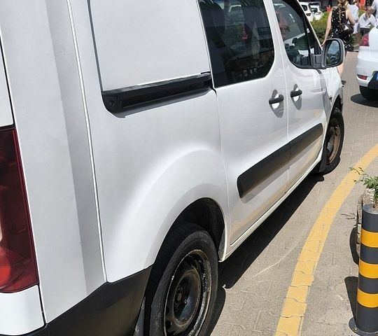 Білий Пежо Partner, об'ємом двигуна 1.87 л та пробігом 326 тис. км за 4650 $, фото 1 на Automoto.ua