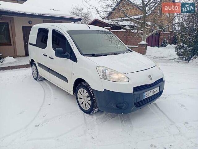 Белый Пежо Partner, объемом двигателя 1.6 л и пробегом 380 тыс. км за 4899 $, фото 1 на Automoto.ua