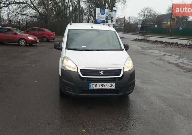 Белый Пежо Partner, объемом двигателя 1.6 л и пробегом 257 тыс. км за 7300 $, фото 1 на Automoto.ua