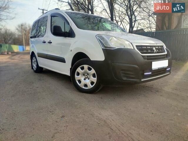 Белый Пежо Partner, объемом двигателя 1.6 л и пробегом 216 тыс. км за 7999 $, фото 1 на Automoto.ua