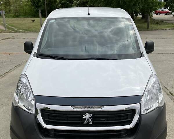 Белый Пежо Partner, объемом двигателя 1.6 л и пробегом 77 тыс. км за 10000 $, фото 1 на Automoto.ua