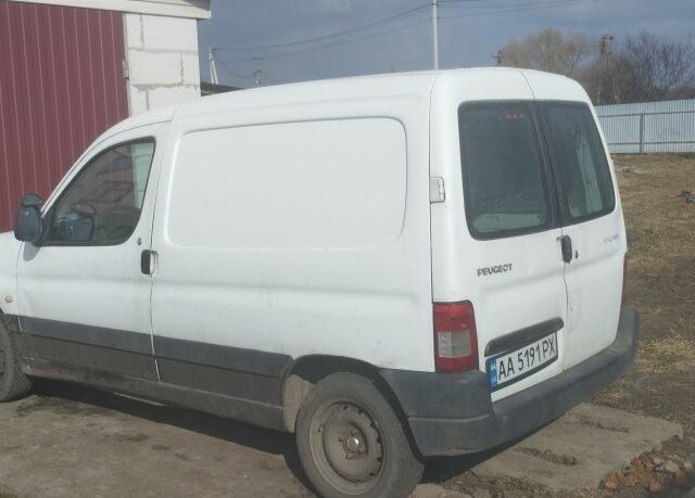 Белый Пежо Partner, объемом двигателя 1.4 л и пробегом 310 тыс. км за 3000 $, фото 1 на Automoto.ua