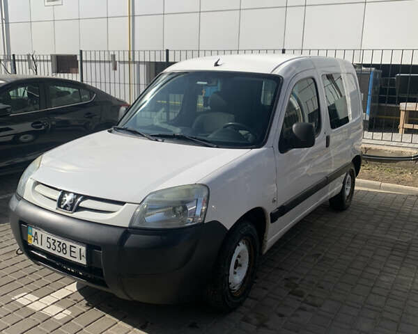 Белый Пежо Partner, объемом двигателя 1.4 л и пробегом 316 тыс. км за 3500 $, фото 1 на Automoto.ua