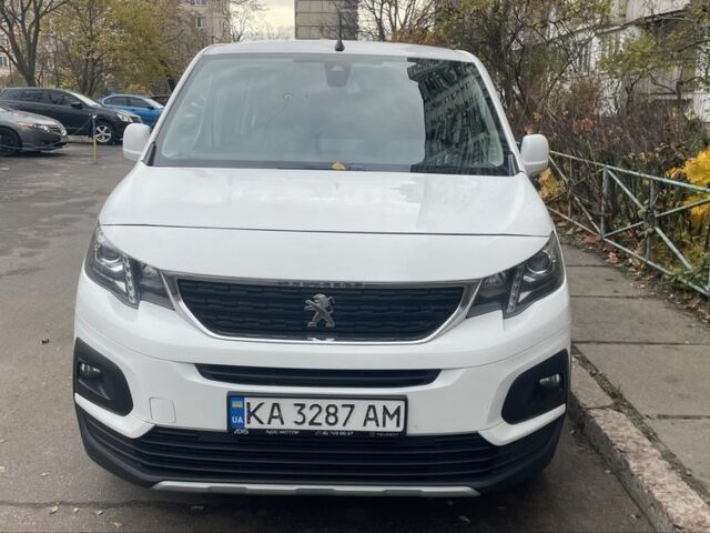Белый Пежо Partner, объемом двигателя 1.6 л и пробегом 180 тыс. км за 15000 $, фото 1 на Automoto.ua