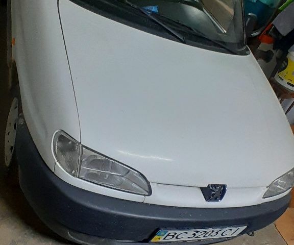 Черный Пежо Partner, объемом двигателя 0 л и пробегом 300 тыс. км за 2000 $, фото 1 на Automoto.ua