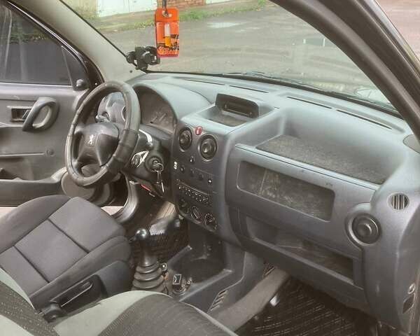 Черный Пежо Partner, объемом двигателя 1.9 л и пробегом 300 тыс. км за 2800 $, фото 1 на Automoto.ua